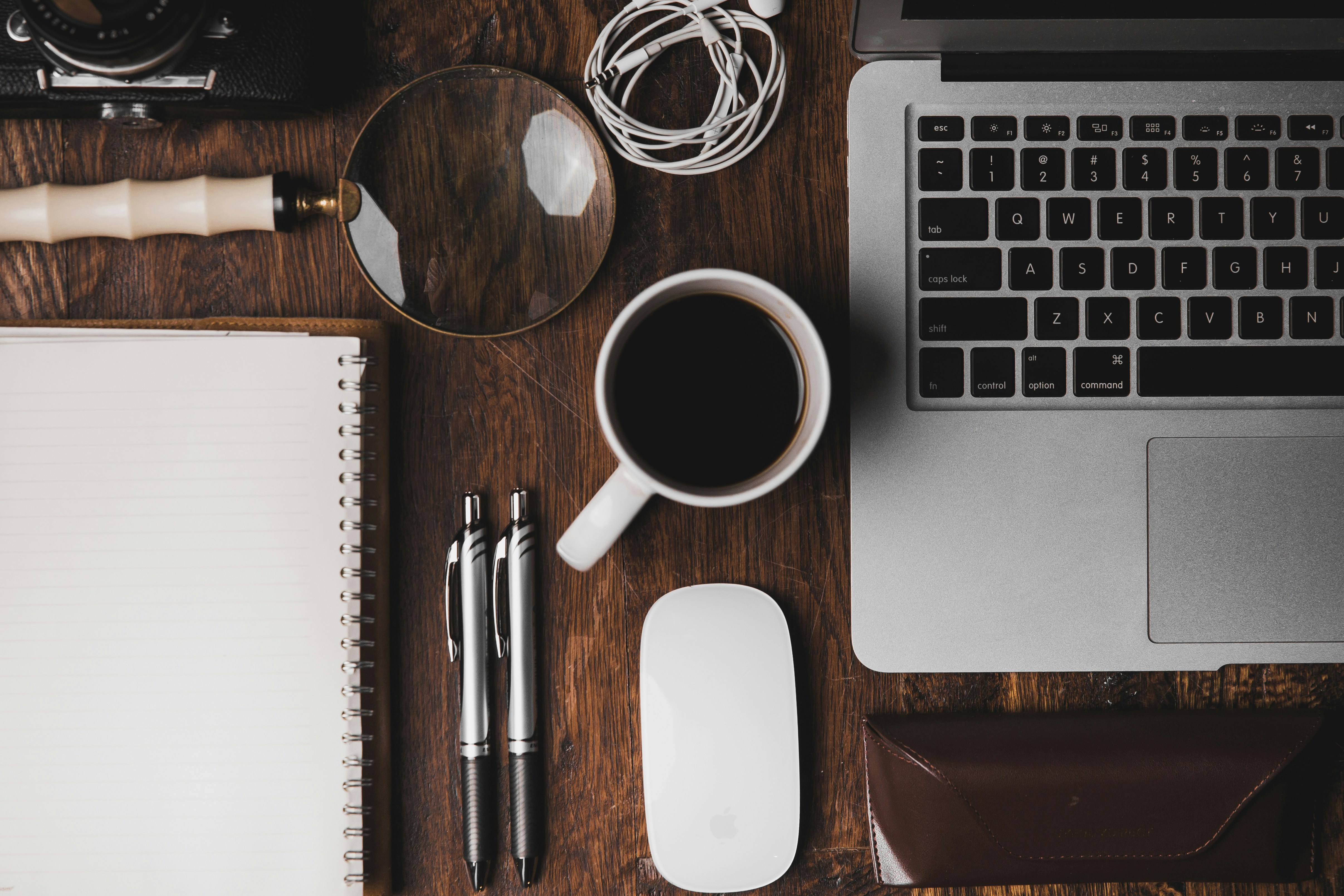 Bureablad met laptop, foto van Ian Dooley van Unsplash: https://unsplash.com/photos/cup-of-coffee-near-macbook-pro-DJ7bWa-Gwks