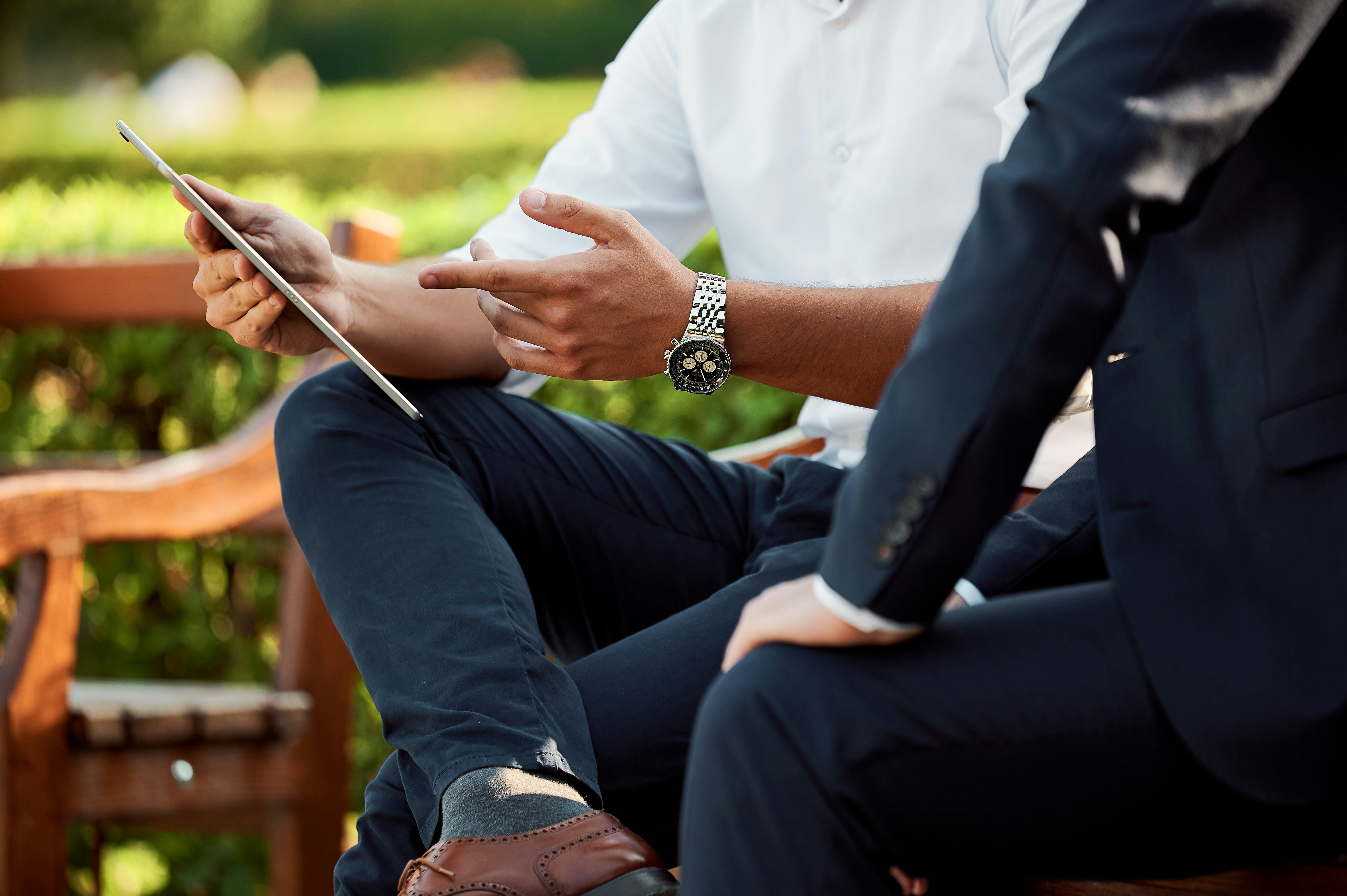 Gesprek foto door Medienstürmer van Unsplash: https://unsplash.com/photos/two-people-sitting-during-day-aWf7mjwwJJo